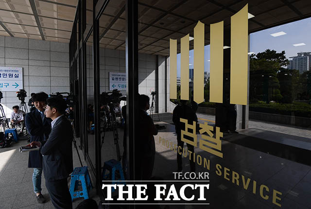 검찰이 16일 오후 조국 전 법무부 장관의 부인 정경심 동양대 교수를 여섯 번째로 불러 조사하고 있다. 사진은 정 교수의 소환이 임박했던 9월 25일 서울중앙지검 청사 앞에서 대기 중인 취재진들의 모습. /김세정 기자