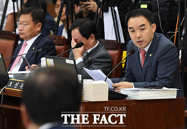 지난 7일 서울고등검찰청에서 열린 국회 법제사법위원회의 서울고검과 서울중앙지검 등에 대한 국정감사에서 채이배 바른미래당 의원이 질문을 하고 있다. /배정한 기자