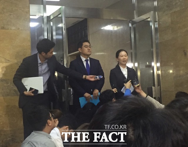 오신환 바른미래당 원내대표는 16일 교섭단체 여야3당의 2+2+2 회동 직후 검경수사권 조정에 대해선 기본적으로 여야3당이 공감대가 형성된 것 같다고 밝혔다. 권은희 바른미래당 의원은 공수처와 관련해 바미당 법안을 갖고 합의를 도출토록 노력하되, 안될 경우 표결 처리도 가능하다는 입장이라고 밝혔다. /국회=박숙현 기자