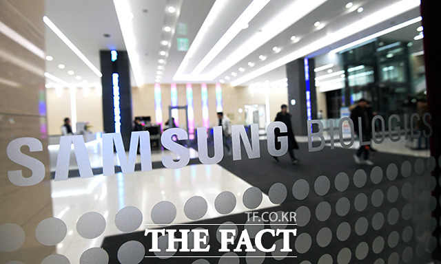법원은 증권선물위원회가 삼성바이오로직스에 낸 1·2차 제재에 대해 모두 집행정지 결정을 내렸다. 사진은 인천시 연수구 송도바이오대로에 위치한 삼성바이오로직스 로비 모습./더팩트 DB