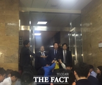  [TF현장] '파랑·노랑·검정' 파일 들고 협상장 나타난 여야 3당