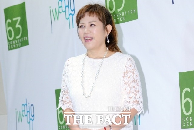 대한가수협회 이자연 회장이 故 설리 추모사를 발표했다. /더팩트DB