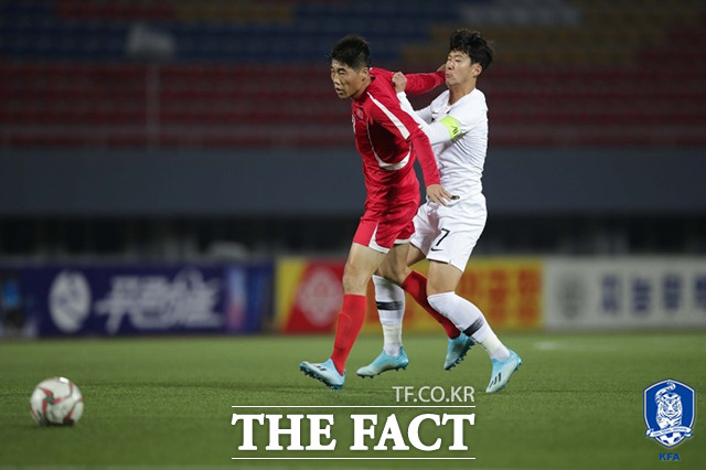 일각에서는 2022 국제축구연맹(FIFA) 카타르 월드컵 아시아 지역 2차 예선경기에서 북한 선수들의 욕설이 담겨 방송이 부적절한 것 아니냐는 주장까지 나왔다. 지난 15일 열린 한국과 북한의 경기에서 손흥민 선수가 몸싸움을 하고 있다. /대한축구협회
