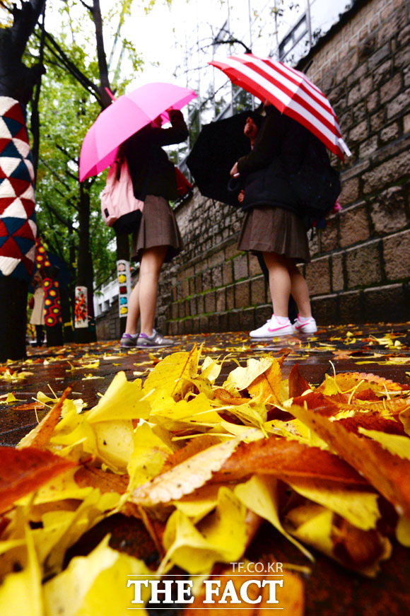 기상청은 금요일인 18일에는 전국에 구름이 많겠고, 곳곳에서 비가 내릴 것으로 예보했다. 비는 이날 오후 늦게까지 이어지다 그치겠다. /더팩트 DB