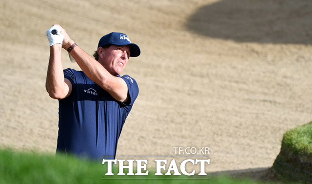 필 미켈슨 선수가 17일 오전 제주특별자치도 서귀포시 나인브릿지 CC에서 열린 PGA(미국프로골프) TOUR 2019 더 CJ컵 @ 나인브릿지대회에 참가해 경기를 펼치고 있는 가운데 벙커샷을 성공적으로 마치고 있다. /제주=임세준 기자