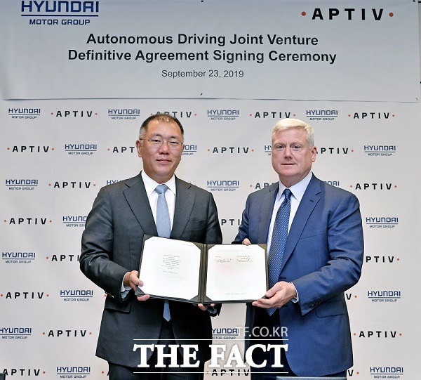 지난달 뉴욕 골드만삭스 본사에서 치러진 합작접인 설립 본계약 체결식에 참석한 정의선 현대차그룹 총괄 수석부회장(왼쪽)과 케빈 클락 앱티브 CEO /현대차그룹 제공