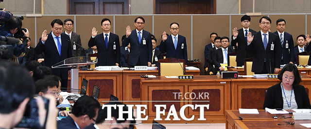 증인 선서하는 윤석열 검찰총장(왼쪽)과 대검 간부들