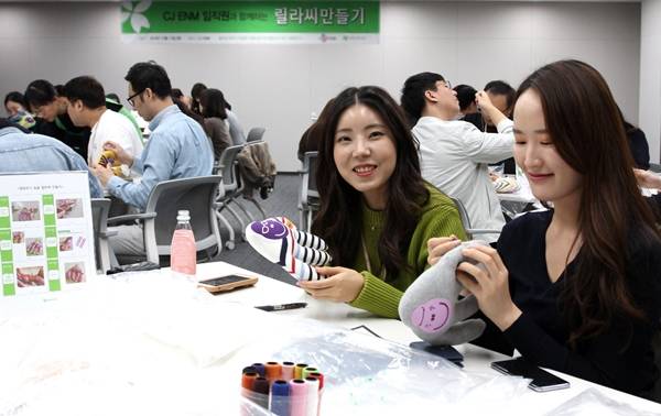 CJ ENM 오쇼핑부문이 17일 헌 옷으로 고릴라 인형을 만드는 업사이클링 봉사활동을 진행했다. /CJ ENM 오쇼핑 제공