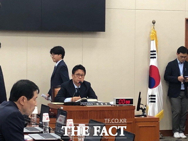 이날 여당 의원들은 정 실장을 향해 정확히 답변해야 한다면서 국정에 매진하는 것 맞느냐고 확인을 요구했다. /문혜현 기자