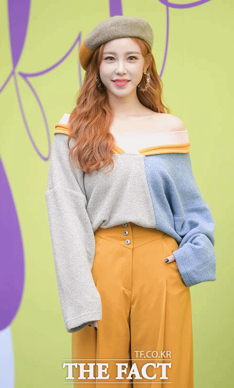 가수 전효성이 패션위크에 참석해 환한 미소를 짓고 있다. /김세정 기자