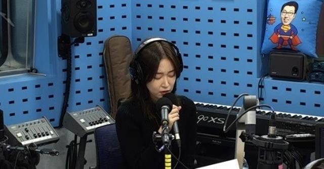 가수 소야가 신곡 이별에 베인 사랑까지도를 라이브로 들려줬다. / SBS 파워FM 최화정의 파워타임 캡처