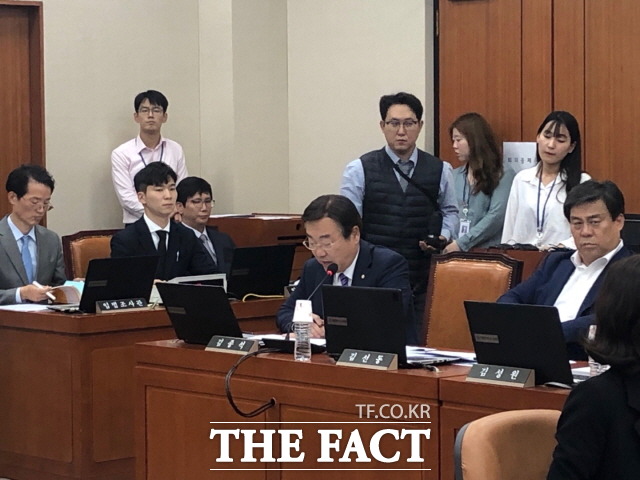 18일 국회 정무위 국정감사에서 피우진 전 보훈처장을 증인으로 요구한 김종석 한국당 의원은 피우진 증인을 정무위 이름으로 고발할 것을 제안한다고 했다. /문혜현 기자