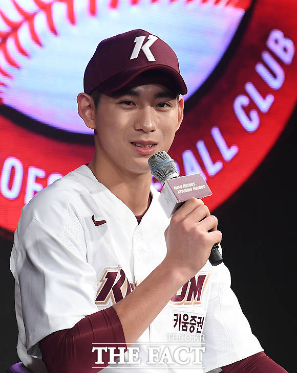 아버지 이종범에 이어 17일 포스트시즌 MVP에 오른 아들 이정후. 키움의 3번타자 중견수로 활약 중인 그의 한국시리즈 활약에 팬들의 관심이 모아지고 있다./더팩트 DB