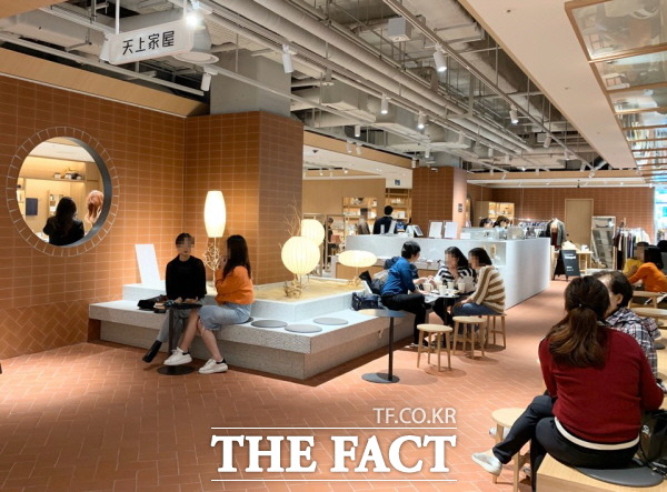 18일 현대백화점 유플렉스 신촌점에서 고객들이 새로 입점한 천상가옥 카페를 이용하고 있다. /신촌=한예주 기자