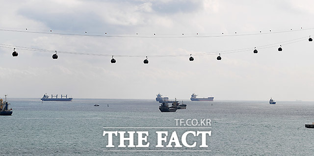 화창한 날씨를 보인 20일 부산 서구 송도해상케이블카가 바다 위로 운행되고 있다. /이효균 기자