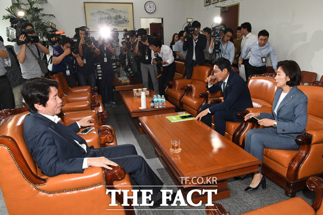 더불어민주당·자유한국당·바른미래당 국회 교섭단체 3당 원내대표는 21일 검찰 개혁안과 법안 처리 등을 논의하기 위해 회동했지만, 끝내 이견을 좁히지 못한 채 헤어졌다. 지난달 9일 조국 전 법무부 장관 임명 당시 이인영 민주당 ·나경원 한국당·오신환 바른미래당 원내대표 회동 당시. /남윤호 기자