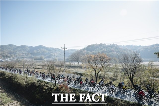 2019 백두대간 그란폰도가 오는 26일 경상북도 영주시에서 막을 올린다. 사진은 2018 백두대간 그란폰도 참가자들의 라이딩 장면./경륜경정총괄본부 제공