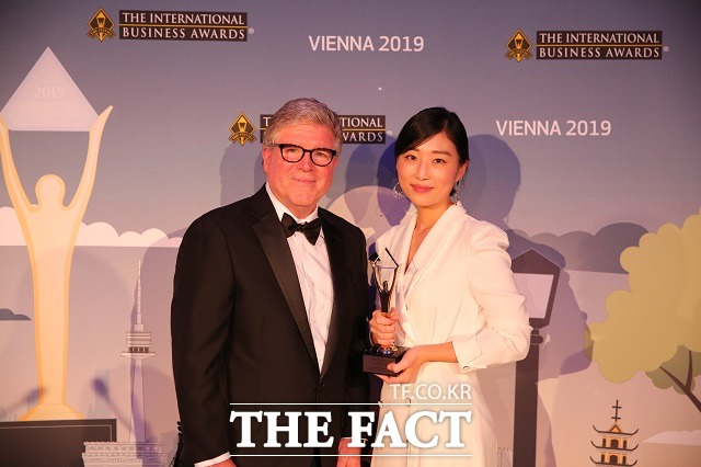 롯데그룹의 기업문화백서 롯데 가치창조문화 백서가 지난 19일 오스트리아 비엔나 안다스 비엔나 호텔에서 열린 2019 국제 비즈니스 대상에서 출판 2개 부문에 걸쳐 최고상인 금상을 수상했다. /롯데그룹 제공