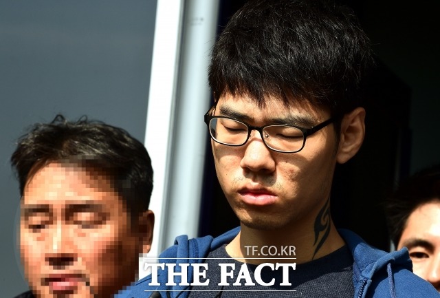 강서구 PC방 살인사건 피의자 김성수가 지난해 10월 서울 양천구 양천경찰서를 나서 공주 치료감호소로 이송되고 있는 가운데 취재진의 질의에 답변하고 있다. /임세준 기자