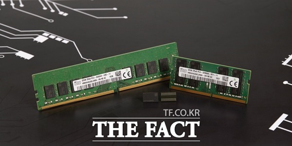 SK하이닉스는 3세대 10나노급(1z) 미세공정을 적용한 16기가비트 DDR4 D램을 개발했다. 사진은 해당 D램 모습. /SK하이닉스 제공