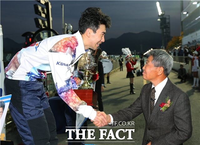 2018년 쿠리하라배 특별 경정에 참석한 쿠리하라 코이치로(오른쪽) 선생이 우승을 차지한 조성인 선수에게 트로피를 수여하고 기념 악수를 하고 있다./경륜경정총괄본부 제공