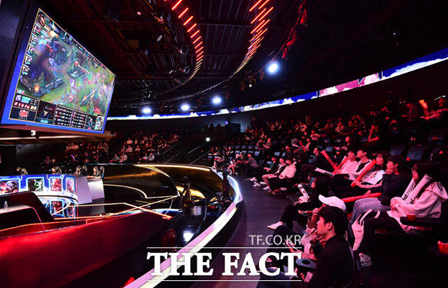 담원게이밍이 D조 1위로 롤드컵 8강전 진출에 성공했다. 이로써 한국팀 3팀 모두가 조 1위로 8강에 올랐다. /더팩트 DB