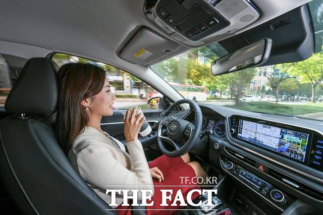 현대차와 기아차가 운전자의 주행 성향을 차가 스스로 학습하는 부분 자율주행 구현 기술을 세계 최초로 개발했다고 21일 밝혔다. /현대기아차 제공