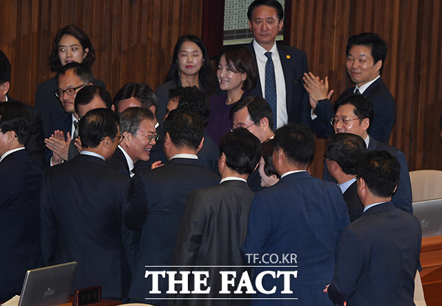 여당 의원들의 박수를 받으며 본회의장 나서는 문재인 대통령