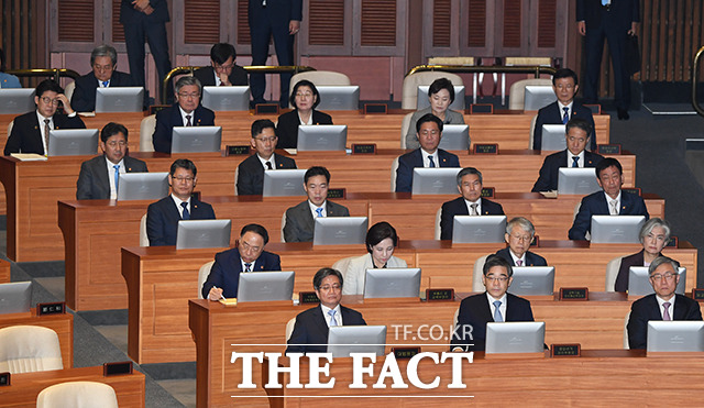 문재인 대통령의 시정연설 듣는 국무위원들