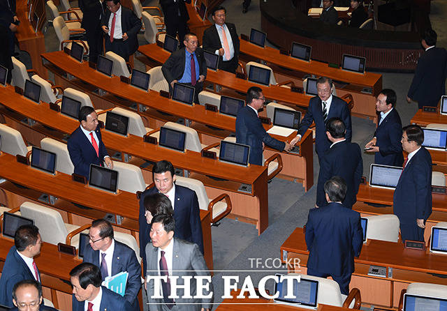 문재인 대통령의 인사를 거절하고 본회의장을 먼저 나서는 자유한국당 의원들