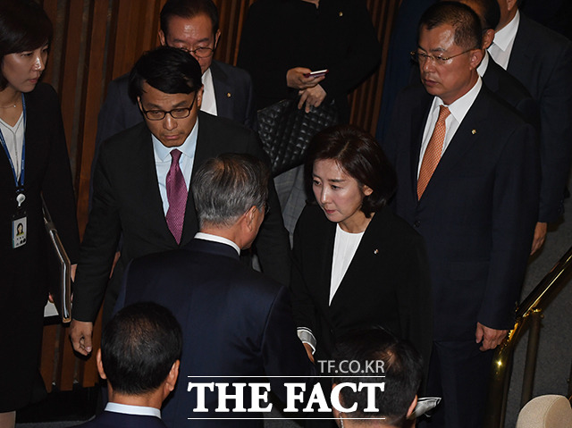 문재인 대통령(왼쪽)이 22일 오전 서울 여의도 국회에서 내년도 예산안에 대한 시정연설을 마친 뒤 나경원 자유한국당 원내대표(오른쪽)와 악수를 하고 있다. / 국회=배정한 기자