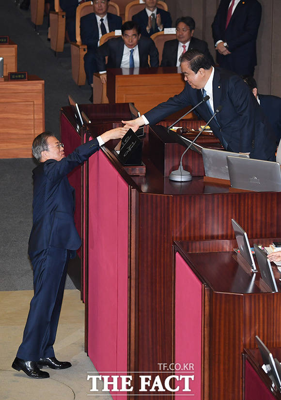 문희상 국회의장과 악수하는 문재인 대통령(왼쪽)