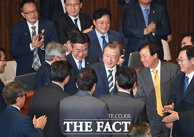 본회의장 들어서는 문재인 대통령