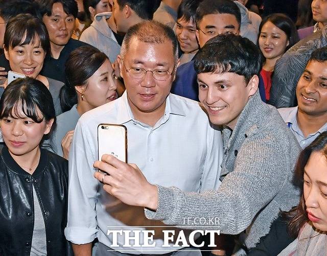 정의선 수석부회장은 이날 행사에서 임직원들과 반갑게 악수를 하고 사진을 함께 찍는 등 경의 없이 즐거운 시간을 함께 보냈다. /현대차그룹 제공