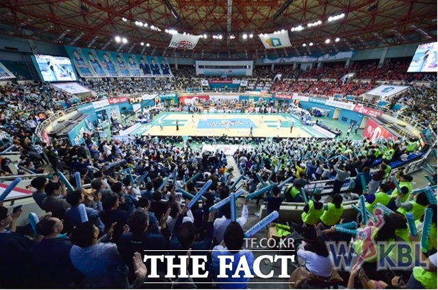 23일(수) 오후 7시 30분에 BNK센터에서 열리는 BNK썸(홈)-KB스타즈(원정)전을 대상으로 한 농구토토 W매치 64회차 투표율을 중간 집계한 결과, 전체 참가자의 52.83%가 BNK썸의 승리를 예상한 것으로 나타났다./WKBL 제공