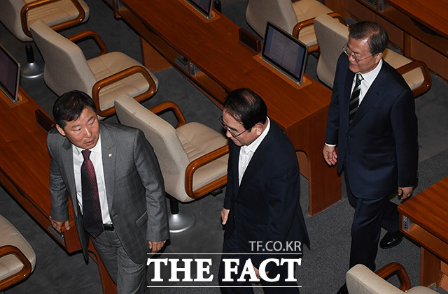 자유한국당 의원들 뒤 쫒아 나가는 문재인 대통령(오른쪽)