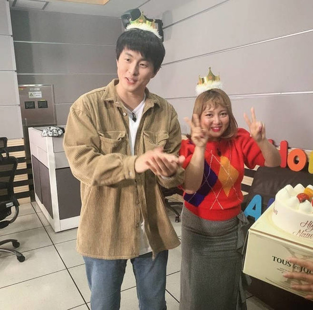 박나래(오른쪽)과 기안84가 함께 생일 케이크를 받았다. /기안84 인스타그램