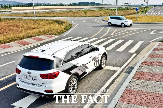 현대모비스와 KT가 충남 서산에 있는 현대모비스 주행시험장에서 5G 커넥티드카 기술 협력 성과 시연회를 개최했다고 22일 밝혔다. /현대모비스 제공