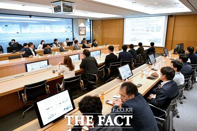 현대모비스와 KT는 5G 통신망을 활용해 공도에서 주행하는 자율주행 시험 차량의 원격 모니터링 시스템을 구축하는 등 협력을 더욱 강화해 커넥티드카 시장에 적극적으로 대응해 나간다는 방침이다.