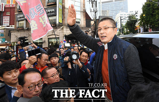자유한국당이 22일 황교안 대표가 대통령 권한대행 시절 국군기무사령부의 촛불집회 계엄령 문건 작성에 연루 의혹을 제기한 임태훈 군인권센터 소장을 검찰에 고발했다. 황 대표가 지난 9일 오후 서울 광화문 세종대로 일대에서 문재인 하야 범국민투쟁운동본부 집회를 마친 뒤 차량에 올라 손을 흔들고 있는 모습. /임영무 기자