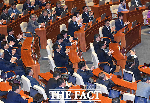 22일 문 대통령의 검찰개혁 관련 발언에 여당은 박수를, 자유한국당 의원들은 손으로 엑스(X) 표시를 했다. /국회사진취재단