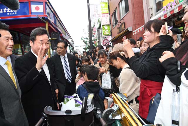 이낙연 국무총리가 22일 오후 일본 도쿄 신주쿠 신오쿠보역 거리에서 한국인 상인과 만나 손을 흔들고 있다. /이낙연 국무총리 페이스북 갈무리