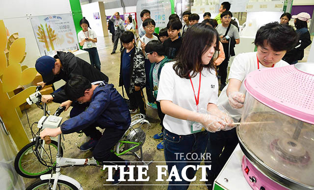 2019 대한민국 친환경대전이 23일 오후 서울 강남구 삼성동 코엑스 전시홀에서 열린 가운데 학생들이 친환경 에너지로 솜사탕을 만드는 체험을 하고 있다. /김세정 기자