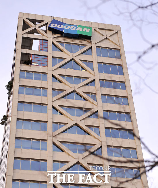 두산건설이 시공한 부산 해운대구의 한 고층 아파트가 부실공사 논란에 휩싸였다. 사진은 두산건설 본사 모습. /더팩트 DB