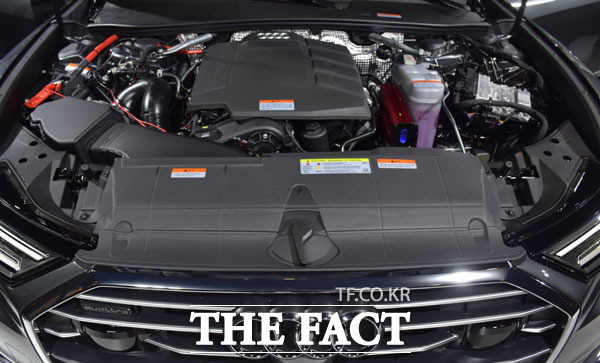 신형 A6는 2.0L 직렬 4기통 가솔린 직분사 터보차저 엔진과 7단 S 트로닉 자동변속기를 탑재하고 있다.