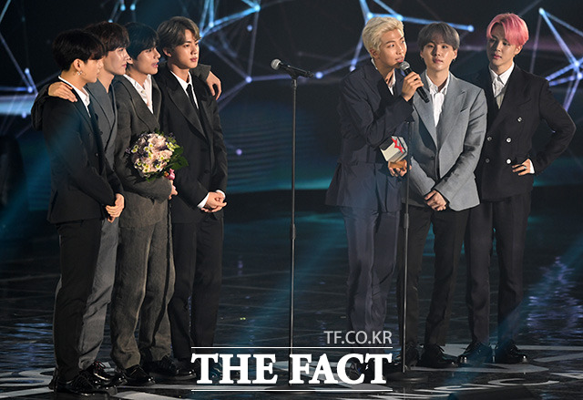 BTS의 RM이 지난 4월 인천 남동체육관에서 열린 U⁺5G 더팩트 뮤직 어워즈(U⁺5G THE FACT MUSIC AWARDS, TMA)에서 대상을 수상하고 소감을 말하고 있다. /더팩트 DB