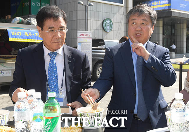 민병욱 한국언론진흥재단 이사장(왼쪽)과 정규성 한국기자협회 회장이 야외 카페에서 식사하고 있다.