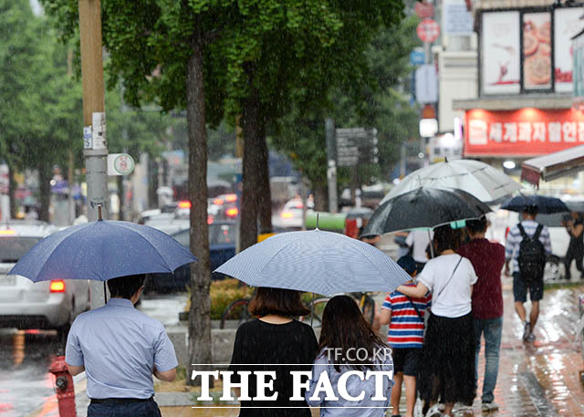 전국적으로 비가 내리는 지난달 28일 오후 서울 동대문구 회기동 경희대학교 인근에서 시민들이 비를 피하고 있다. /김세정 기자