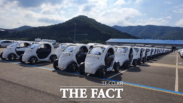 르노삼성자동차는 부산공장에서 생산한 초소형 전기차 르노 트위지의 유럽 수출 첫 선적을 개시했다고 24일 밝혔다. /르노삼성자동차 제공