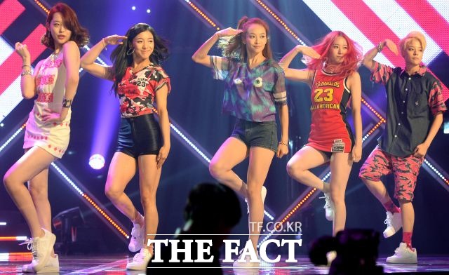 2009년 데뷔한 에프엑스는 빅토리아, 크리스탈, 루나, 엠버, 설리 등으로 구성된 5인조 걸그룹이었다. 이후 설리는 2014년, 악플로 극심한 고통을 호소하며 팀에서 탈퇴했다. /더팩트DB